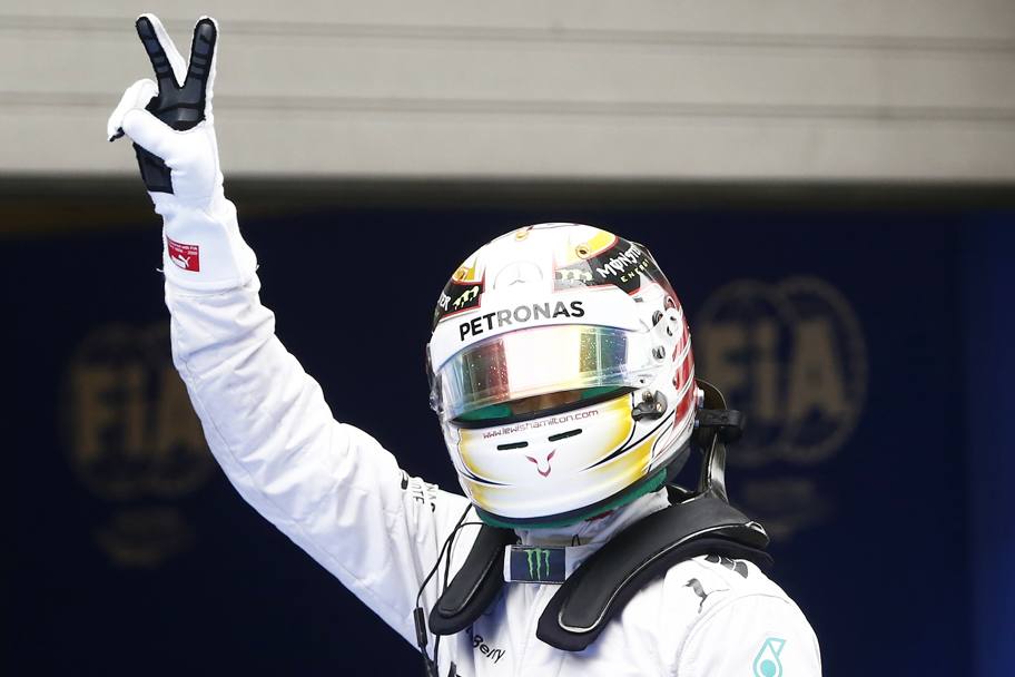 Lewis Hamilton esulta dopo la sua pole n.34 in carriera. Reuters